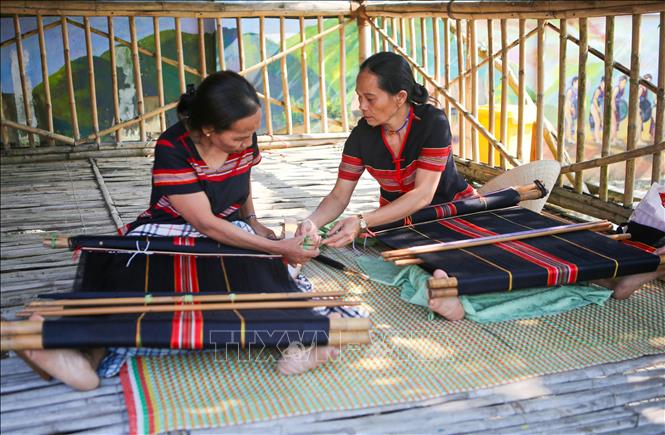 Trong ảnh: Nghề dệt thổ cẩm truyền thống cho người Cơ Tu truyền cho nhau. Ảnh: Trần Lê Lâm – TTXVN