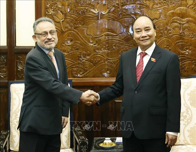 Chủ tịch nước Nguyễn Xuân Phúc tiếp Đại sứ El Salvador Ruben Omar Orozco Burgos. Ảnh: Thống Nhất – TTXVN