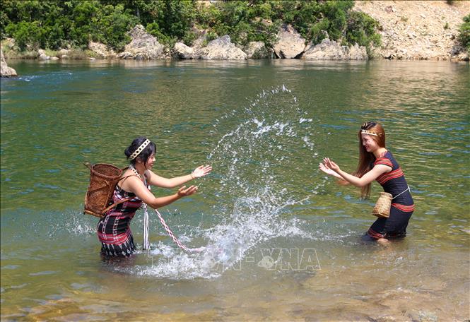 Trong ảnh: Các cô gái Cơ Tu trong trang phục truyền thống ở Đà Nẵng. Ảnh: Trần Lê Lâm – TTXVN