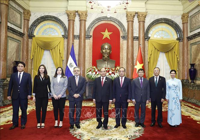 Chủ tịch nước Nguyễn Xuân Phúc chụp ảnh chung với Đại sứ El Salvador Ruben Omar Orozco Burgos. Ảnh: Thống Nhất – TTXVN