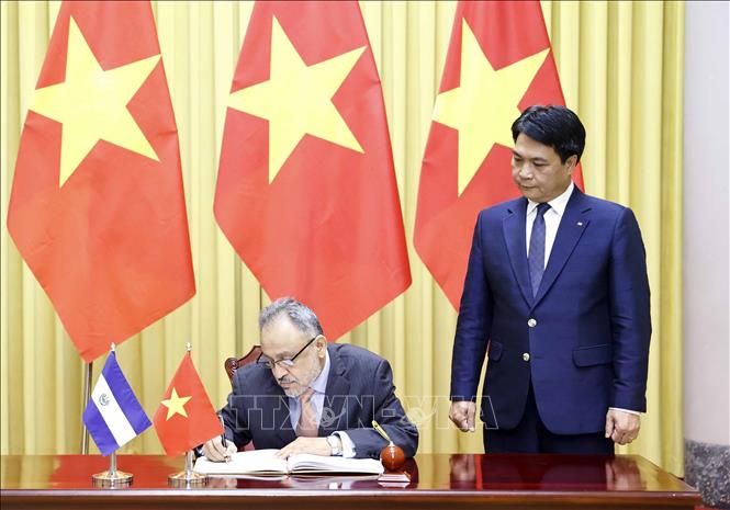 Đại sứ El Salvador Ruben Omar Orozco Burgos viết lưu bút tại Phủ Chủ tịch. Ảnh: Thống Nhất – TTXVN
