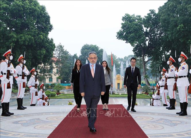 Đại sứ El Salvador Ruben Omar Orozco Burgos đến trình Quốc thư. Ảnh: Thống Nhất – TTXVN