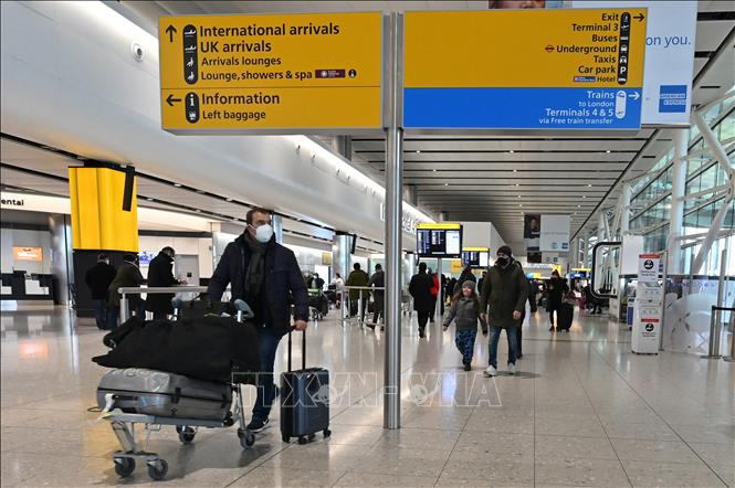 Trong ảnh: Hành khách tại sân bay Heathrow ở London, Anh. Ảnh: AFP/TTXVN