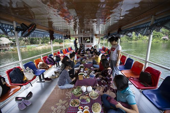 Trong ảnh: Du khách đi tàu du lịch từ cảng Bích Hạ tại thành phố Hòa Bình đến xóm Đá Bia. Ảnh: Trọng Đạt - TTXVN