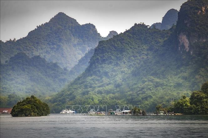 Trong ảnh: Xóm Đá Bia là một xóm nhỏ người Mường Ao Tá nằm ngay cạnh hồ Hòa Bình. Ảnh: Trọng Đạt - TTXVN