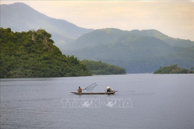 Trong ảnh: Cảnh sinh hoạt thanh bình của người dân sống ven hồ thủy điện Hòa Bình. Ảnh: Trọng Đạt - TTXVN