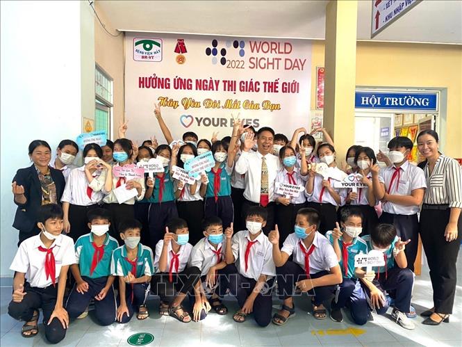 Trong ảnh: Bác sĩ Nguyễn Viết Giáp tích cực tuyên truyền về chăm sóc mắt học đường. Ảnh: TTXVN phát