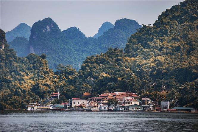 Trong ảnh: Đền Chúa Thác Bờ linh thiêng trên hồ Hòa Bình. Ảnh: Trọng Đạt - TTXVN