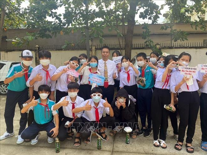 Trong ảnh: Bác sĩ Nguyễn Viết Giáp tích cực tham gia các hoạt động chăm sóc mắt học đường. Ảnh: TTXVN phát 