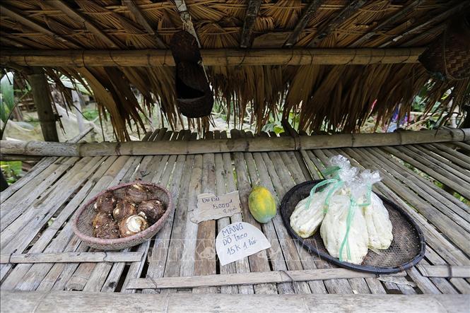 Trong ảnh: Những sản vật địa phương được bày bán tại quán tự giác (quán không có người bán, mỗi món hàng đã được niêm yết giá, du khách hoặc người dân chọn món đồ nào, tự giác đặt vào giỏ số tiền tương ứng và mang đồ đi). Ảnh: Trọng Đạt - TTXVN