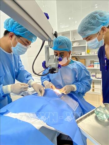 Trong ảnh: Bác sĩ Nguyễn Viết Giáp đã đưa kỹ thuật cao vào chữa các bệnh về mắt cho người dân Bà Rịa-Vũng Tàu. Ảnh: TTXVN phát