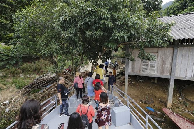 Trong ảnh: Du khách rời thuyền du lịch để lên xóm Đá Bia. Ảnh: Trọng Đạt - TTXVN