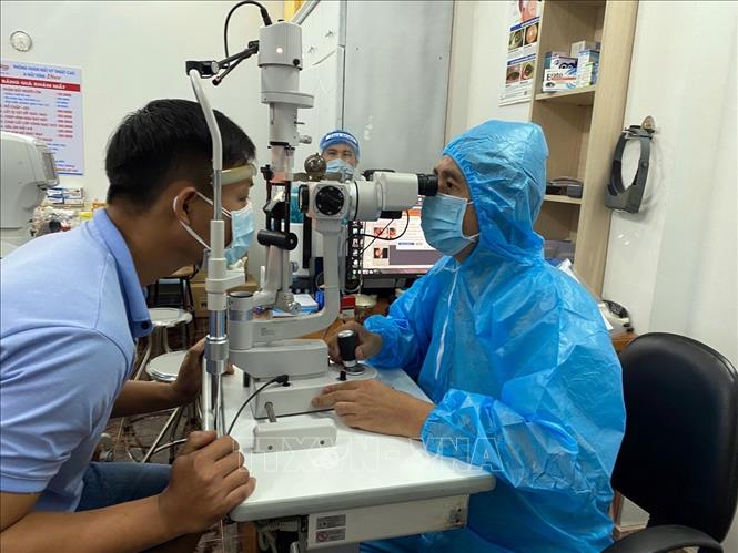 Trong ảnh: Hoạt động khám, chăm sóc mắt cộng đồng của Đơn vị mắt cộng đồng tại Bà Rịa-Vũng Tàu. Ảnh: TTXVN phát 