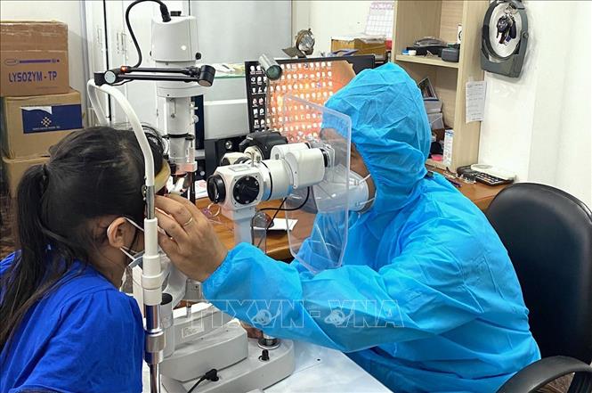 Trong ảnh: Hoạt động khám, chăm sóc mắt cộng đồng của Đơn vị mắt cộng đồng tại Bà Rịa-Vũng Tàu. Ảnh: TTXVN phát 