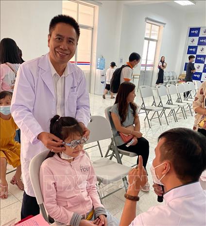 Trong ảnh: Bác sĩ Nguyễn Viết Giáp tích cực tham gia các hoạt động chăm sóc mắt học đường. Ảnh: TTXVN phát 