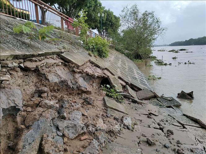 Sạt lở tại bờ kè sông Bến Tre. Ảnh: Huỳnh Phúc Hậu - TTXVN