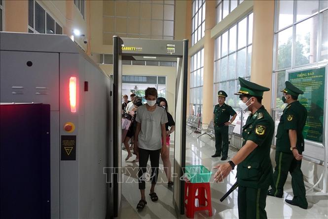 Công dân được kiểm tra an ninh khi nhập cảnh. Ảnh: TTXVN phát