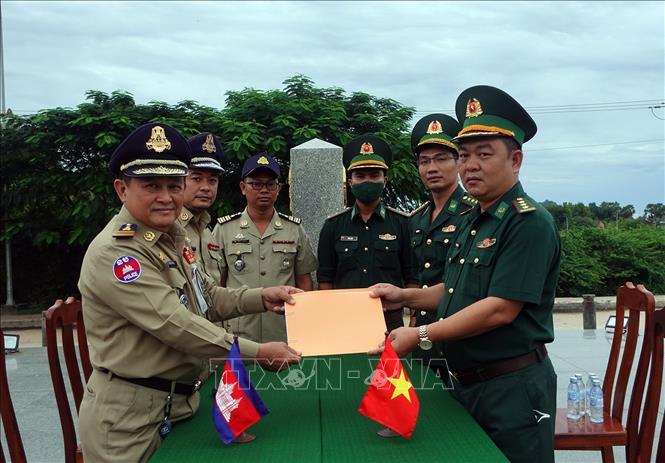 Đồn Biên phòng Cửa khẩu Quốc tế Hà Tiên và lực lượng chức năng Campuchia ký biên bản bàn giao tiếp nhận 67 công dân Việt Nam về nước. Ảnh: TTXVN phát