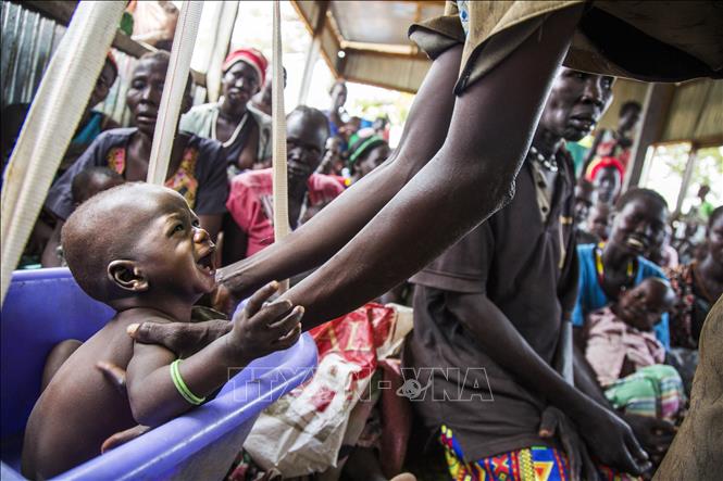 Trong ảnh: Trẻ em bị suy dinh dưỡng đợi khám bệnh tại Ghazal, Nam Sudan. Ảnh: AFP/TTXVN