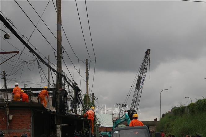 Trong ảnh: Chuẩn bị di dời đường dây điện, giải phóng mặt bằng thi công. Ảnh: Minh Trí - TTXVN