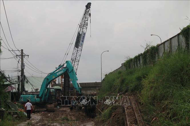 Trong ảnh: Tập trung phương tiện thi công giải phóng mặt bằng. Ảnh: Minh Trí - TTXVN