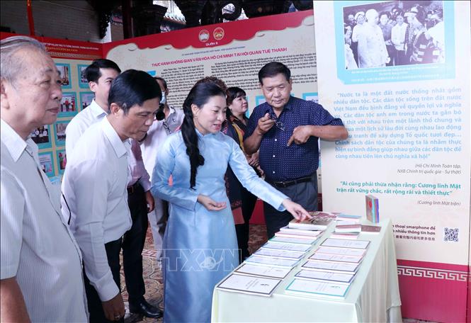 Delegates visit the cultural space dedicated to late President Ho Chi Minh at the Tue Thanh Assembly Hall. VNA Photo: Xuân Khu