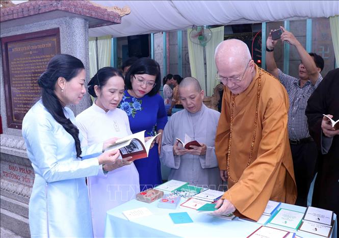 Delegates visit a similar space was also launched at the Thien Ton pagoda in the district, which is densely populated by the Hoa ethnic people on the same day. VNA Photo: Xuân Khu