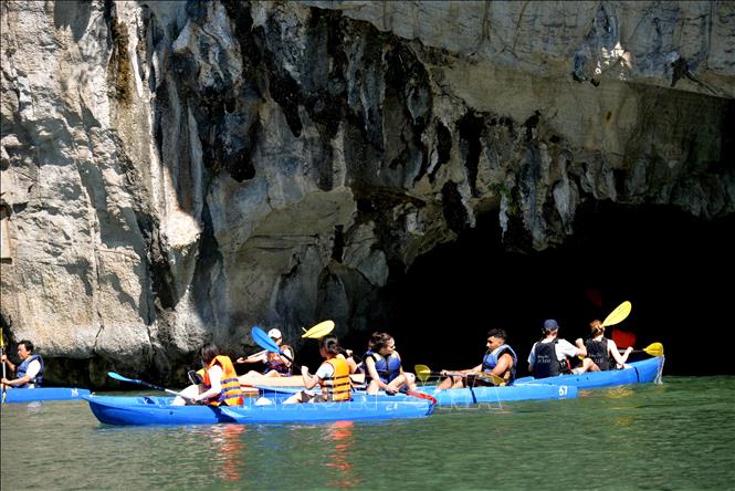 Trong ảnh: Chèo thuyền kayak, thuyền tay qua hang Luồn trên vịnh Hạ Long. Ảnh: Thanh Vân-TTXVN