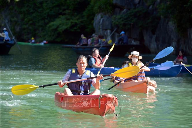 Trong ảnh: Chèo thuyền kayak và thuyền chèo tay trên vịnh Hạ Long . Ảnh: Thanh Vân-TTXVN