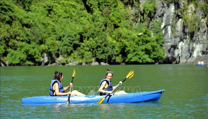 Trong ảnh: Du khách trải nghiệm chèo thuyền kayak, thuyền tay trên vịnh Hạ Long. Ảnh: Thanh Vân-TTXVN