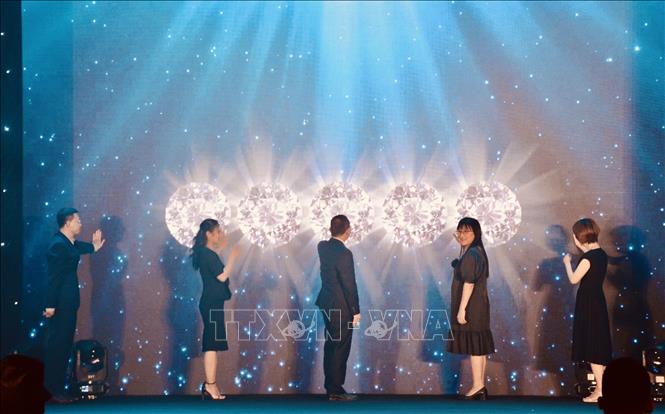 Các đại biểu thực hiện nghi thức ra mắt thương hiệu TUBRR. Ảnh: Trần Việt - TTXVN 