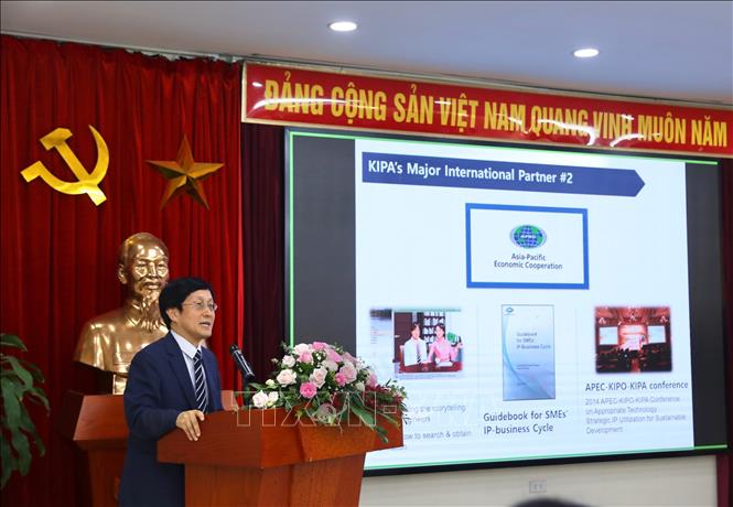 Vice President of the Korea Invention Promotion Association (KIPA) Han Jeong-mu speaks at the event. VNA Photo: Hoàng Hiếu 