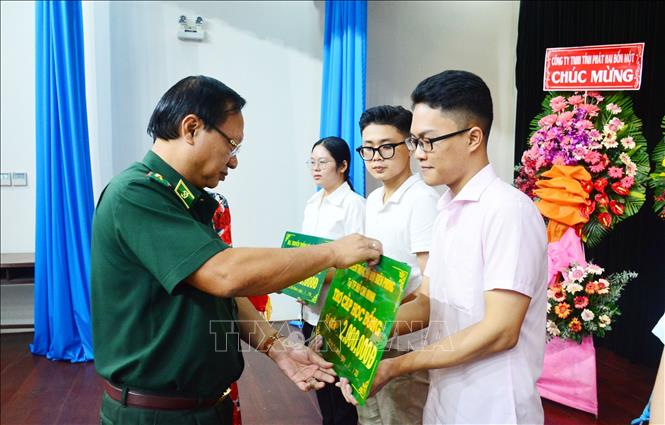 Trong ảnh: Thiếu tướng Nguyễn Hoài Phương, Phó Tư lệnh Bộ đội Biên phòng trao học bổng niên khóa 2022-2023 cho các sinh viên là con, cháu cựu chiến binh bộ đội biên phòng. Ảnh: Xuân Khu-TTXVN.
