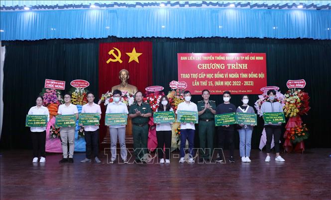 Trong ảnh: Thiếu tướng Nguyễn Hoài Phương (thứ 5 từ trái sang), Phó Tư lệnh Bộ đội Biên phòng và Đại tá Nguyễn Quốc Cường (thứ 4 từ phải sang), Phó Chủ nhiệm Chính trị Bộ đội Biên phòng trao học bổng niên khóa 2022-2023 cho các sinh viên là con, cháu cựu chiến binh bộ đội biên phòng. Ảnh: Xuân Khu-TTXVN.
