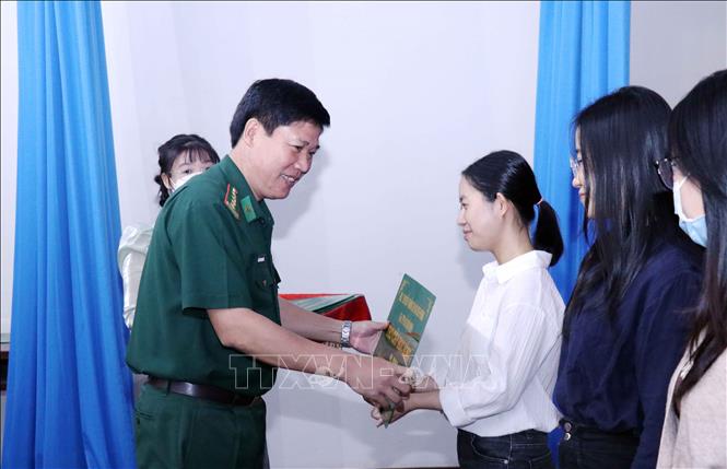 Trong ảnh: Trần Thanh Đức, Chỉ huy trưởng Bộ đội Biên phòng Thành phố Hồ Chí Minh trao học bổng niên khóa 2022-2023 cho các sinh viên là con, cháu cựu chiến binh bộ đội biên phòng. Ảnh: Xuân Khu-TTXVN.