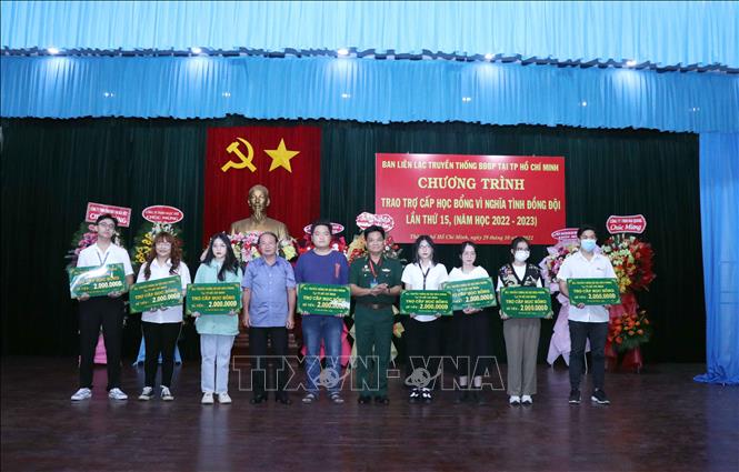 Trong ảnh: Trung tướng Trần Hoa (thứ 4 từ phải sang), nguyên Tư lệnh Bộ đội Biên phòng và Thiếu tướng Lê Thái Ngọc, nguyên Phó Tư lệnh Bộ đội Biên phòng (thứ 5 từ phải sang) trao học bổng niên khóa 2022-2023 cho các sinh viên là con, cháu cựu chiến binh bộ đội biên phòng. Ảnh: Xuân Khu-TTXVN