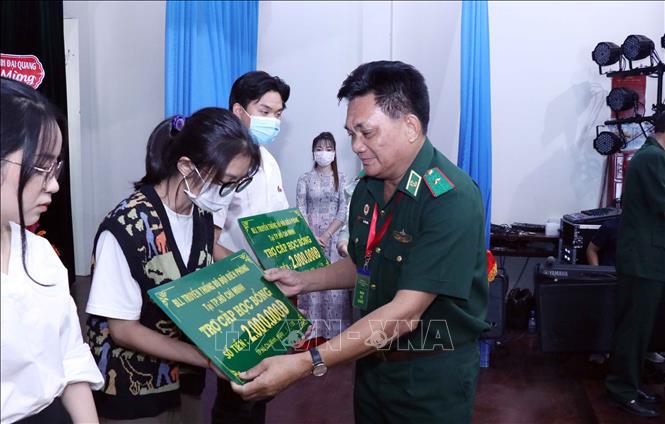 Trong ảnh: Thiếu tướng Lê Thái Ngọc, nguyên Phó Tư lệnh Bộ đội Biên phòng, Phó Trưởng Ban Liên lạc Bộ đội Biên phòng tại Thành phố Hồ Chí Minh trao học bổng niên khóa 2022-2023 cho các sinh viên là con, cháu cựu chiến binh bộ đội biên phòng. Ảnh: Xuân Khu-TTXVN