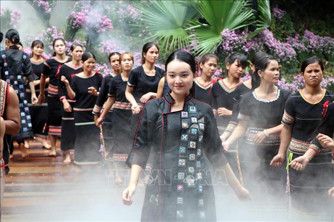 Trình diễn áo dài và thời trang thổ cẩm Tây Nguyên tại thác Pa Sỹ, thị trấn Măng Đen, huyện Kon Plông. Ảnh: Khoa Chương - TTXVN