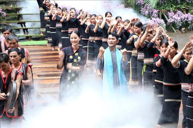 Trình diễn áo dài và thời trang thổ cẩm Tây Nguyên tại thác Pa Sỹ, thị trấn Măng Đen, huyện Kon Plông. Ảnh: Khoa Chương - TTXVN