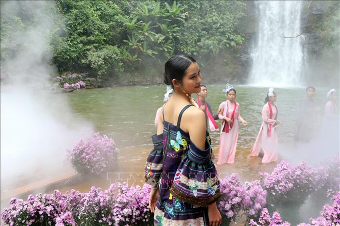 Trình diễn áo dài và thời trang thổ cẩm Tây Nguyên tại thác Pa Sỹ, thị trấn Măng Đen, huyện Kon Plông. Ảnh: Khoa Chương - TTXVN