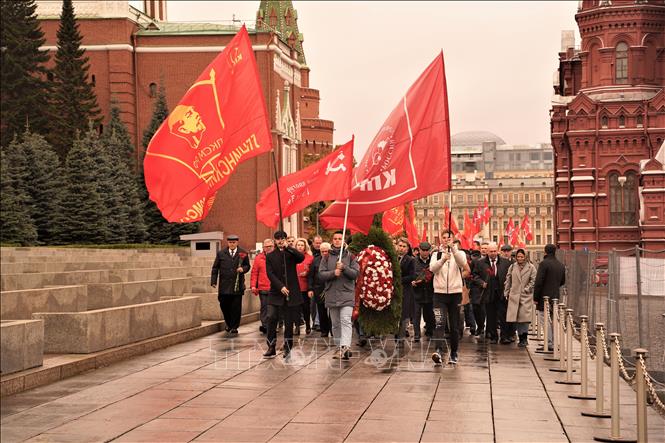 Những lá cờ đỏ thắm trên Quảng trường Đỏ. Ảnh: Duy Trinh - Pv TTXVN tại LB Nga