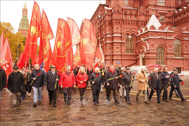 Đi đầu đoàn diễn hành là các nhà lãnh đạo KPRF. Ảnh: Duy Trinh - Pv TTXVN tại LB Nga