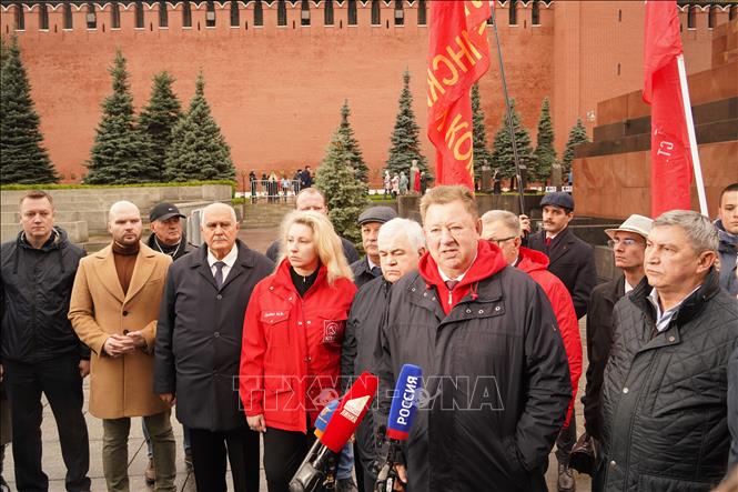 Nghị sĩ Vladimir Kashin, Phó Chủ tịch Ban Chấp hành Trung ương Đảng Cộng sản LB Nga trả lời phỏng vấn. Ảnh: Duy Trinh - Pv TTXVN tại LB Nga