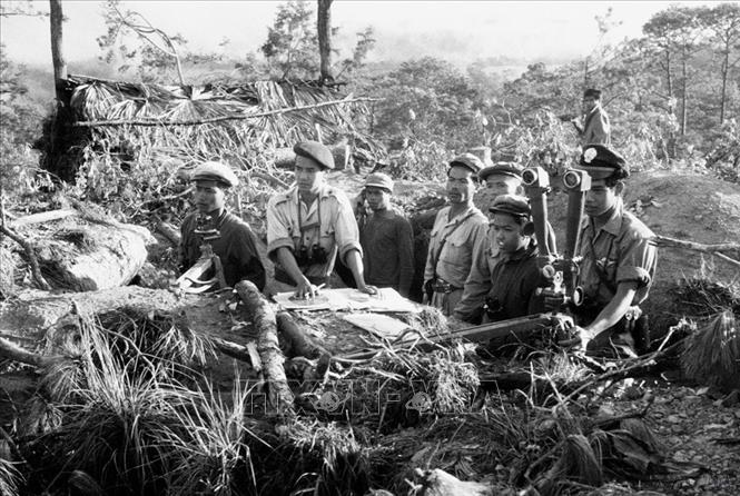 Chuyên gia quân sự Việt Nam với các chiến sĩ Lào. Ảnh: Tư liệu TTXVN