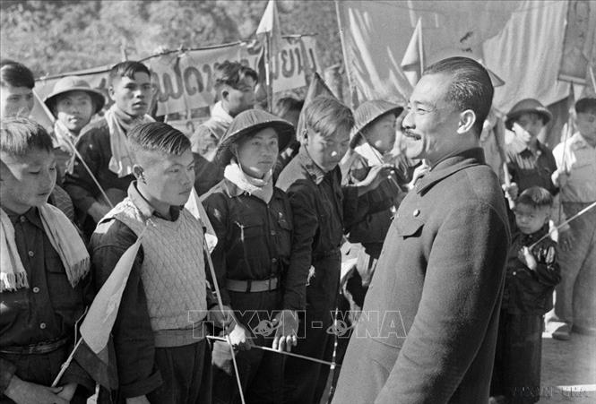 Hoàng thân Souphanouvong với các chiến sĩ quân tình nguyện Việt Nam, năm 1950. Ảnh: Tư liệu TTXVN