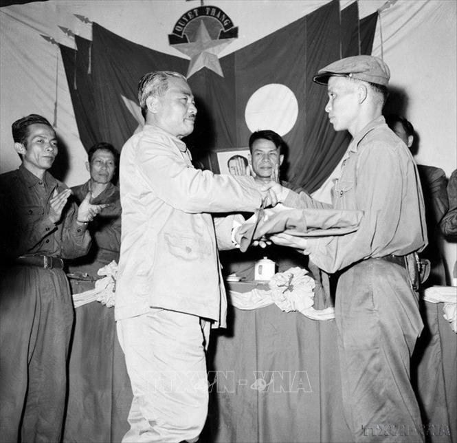 Hoàng thân Souphanouvong trao tặng đơn vị Quân tình nguyện Việt Nam mặt trận miền Tây 2 Huân chương Giải phóng. Ảnh: Tư liệu TTXVN