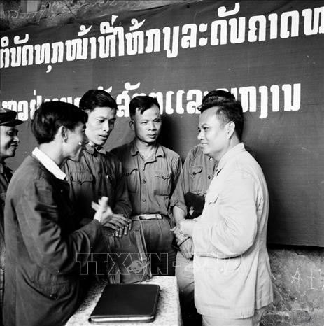 Tổng Bí thư Đảng nhân dân Cách mạng Lào Kaysone Phomvihane nói chuyện thân mật với chiến sĩ quân tình nguyện Mặt trận miền Tây và các đồng chí chuyên gia quân sự của Việt Nam dự Hội nghị Quân sự toàn quân của quân đội giải phóng nhân dân Lào (8/1968). Ảnh: TTXVN
