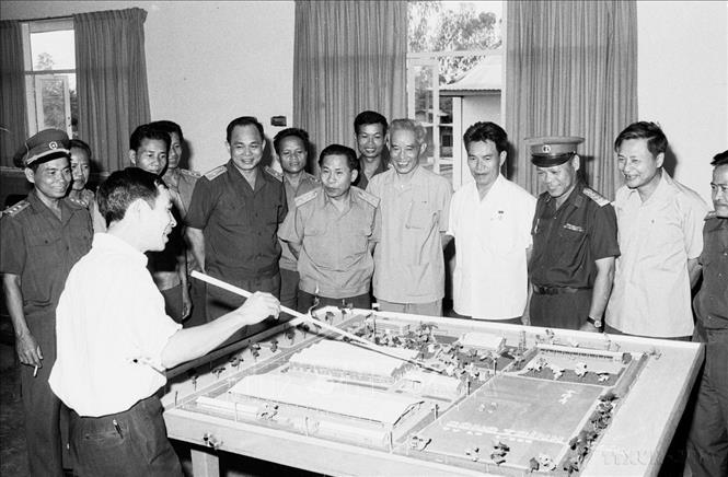 Sa bàn Nhà máy cơ khí hữu nghị Lào - Việt Nam, đây là nhà máy cơ khí đầu tiên ở Lào do quân đội Việt Nam giúp quân đội Lào thiết kế và xây dựng (1982). Ảnh: TTXVN