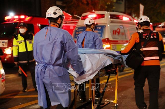 Trong ảnh: Lực lượng cứu hộ chuyển các nạn nhân lên xe cứu thương tại hiện trường vụ giẫm đạp trong lễ Halloween ở Itaewon, Seoul, Hàn Quốc ngày 30/10/2022. Ảnh: THX/TTXVN