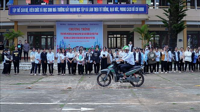 Học sinh tham gia thực hành kỹ năng lái xe an toàn. Ảnh: Hoài Nam – TTXVN